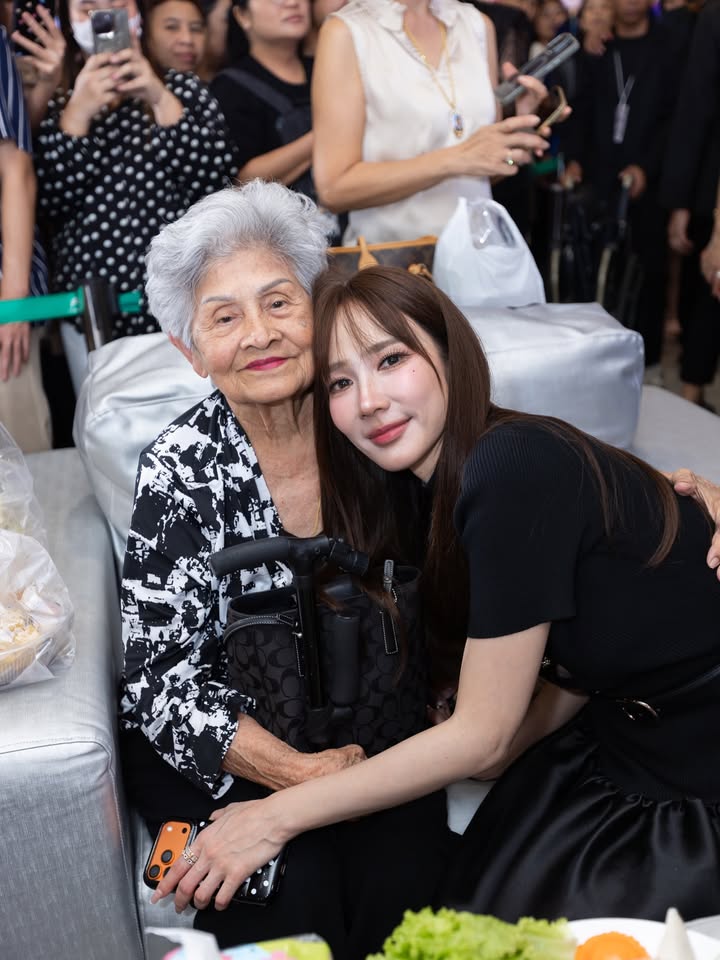 อั้ม - พัชราภา ไชยเชื้อ