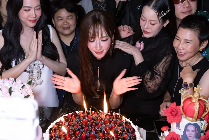 อั้ม - พัชราภา ไชยเชื้อ