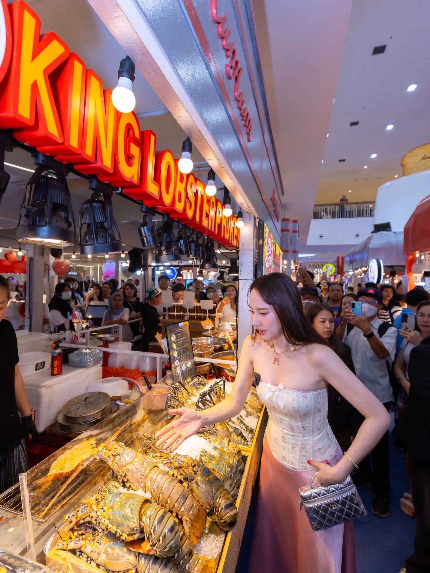 อั้ม - พัชราภา ไชยเชื้อ