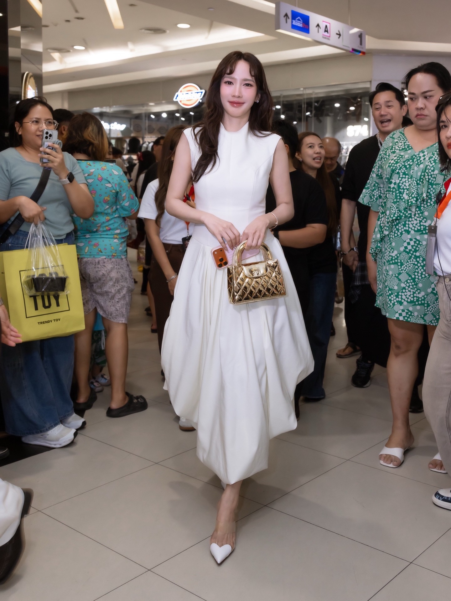 อั้ม - พัชราภา ไชยเชื้อ