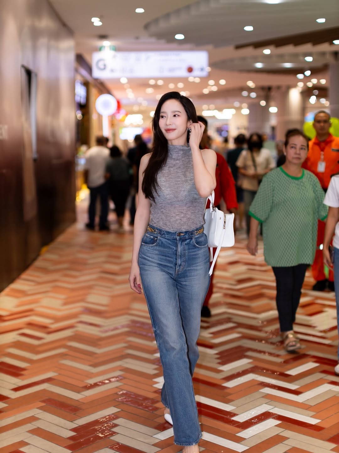 อั้ม - พัชราภา ไชยเชื้อ