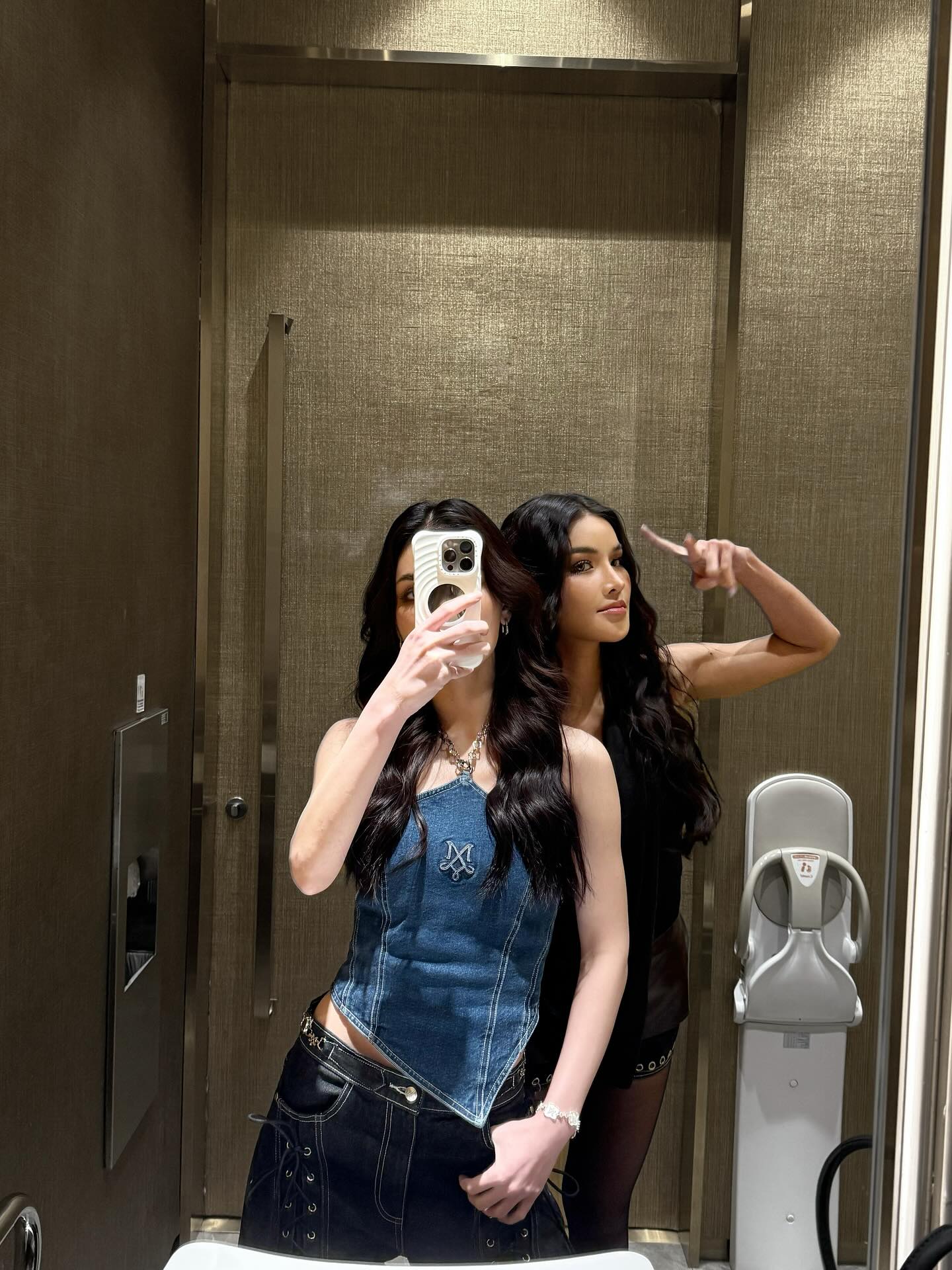 มีนา - ริณา ฉัตรอมรชัย