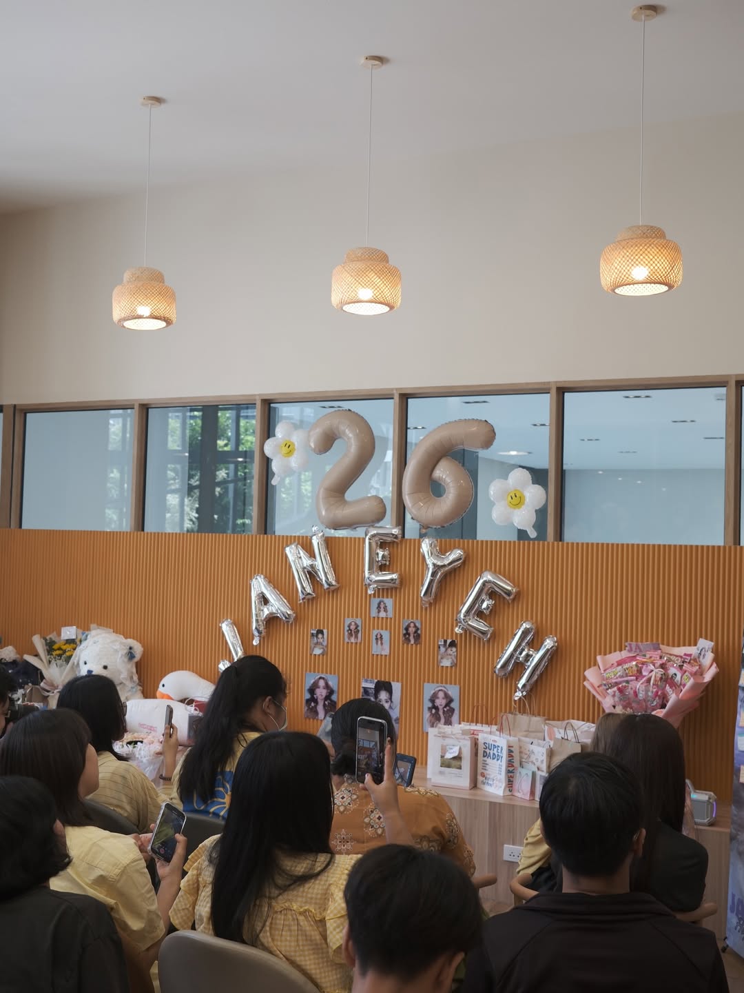 เจน - รมิดา จีรนรภัทร