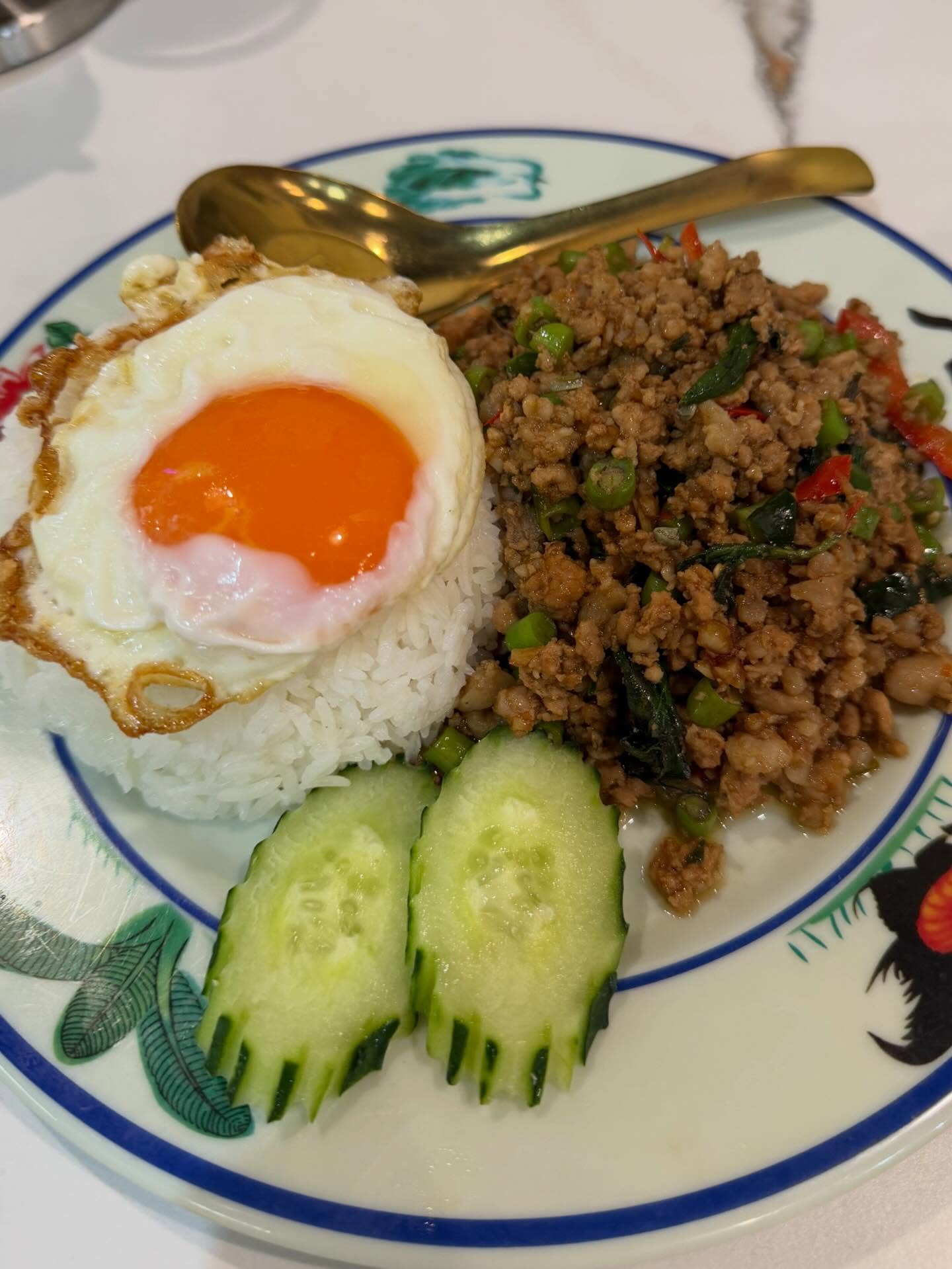 แพรวา - ณิชาภัทร ฉัตรชัยพลรัตน์