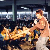 เต็ม อึ้ง ถูกแฟนเพลงดึงตกเวทีคอนเสิร์ตครั้งแรกในชีวิต
