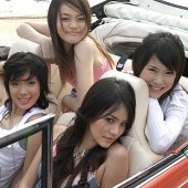 4 สาว เกิร์ลลี่ เบอร์รี่ งานโชว์ตัวแน่นเอี้ยดสวนกระแสลบ