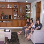 เปิดบ้าน เพลิน และ พลอย สองสาวฝาแฝดจากวง แบดซ์