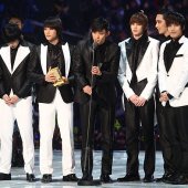 ศิลปินกลุ่มชายล้วน ทูพีเอ็ม คว้ารางวัลใหญ่ MAMA 2009