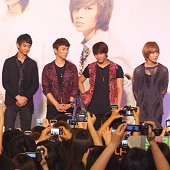 ชายนี่ หวนลัดฟ้ามาเยือนไทย หยอดคำหวานคิดถึงแฟนๆ