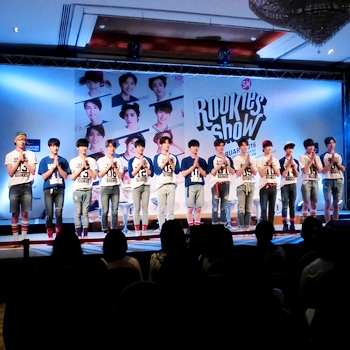 13 หนุ่มยกขบวนมาไทย อวดความสามารถใน SMRookies Show